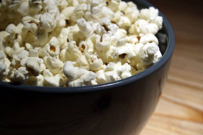 Can pregnant women eat popcorn while pregnant and how can they make it healthier?