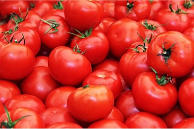 How do tomatoes help during pregnancy